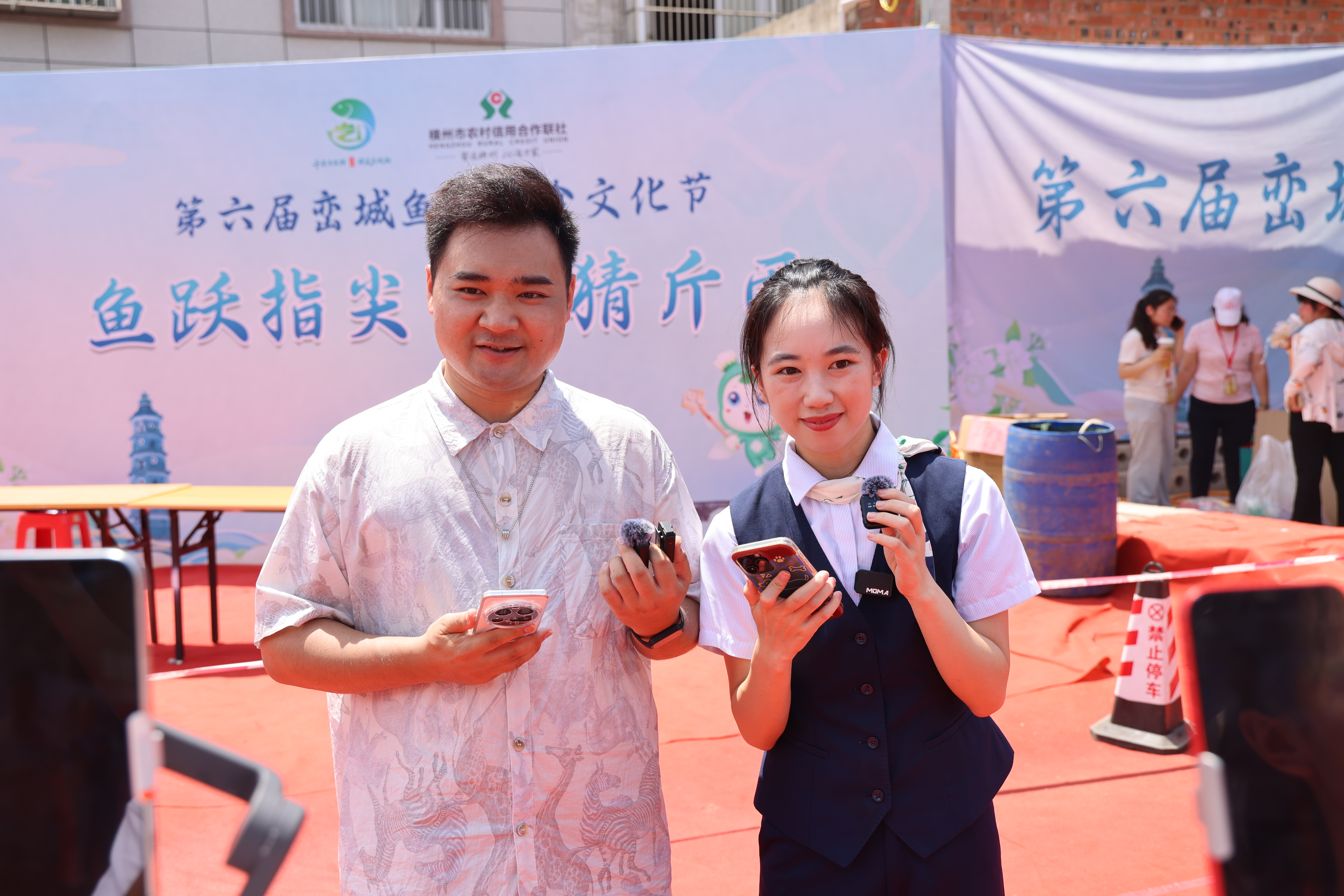 横州农信联社工作人员推介特色农产品 横州农信联社供图