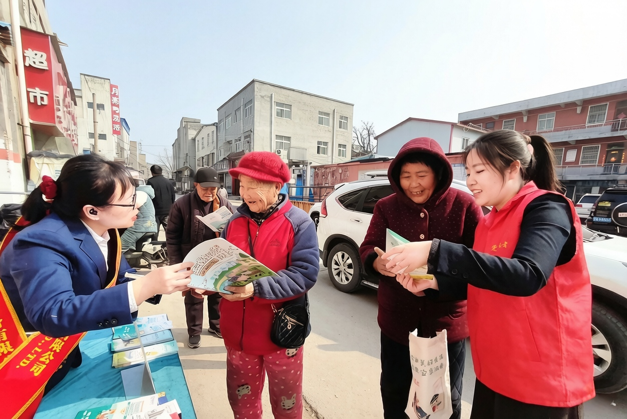 农银人寿保险公司河南分公司志愿者向村民宣讲金融保险知识 郑杰/摄 配图1