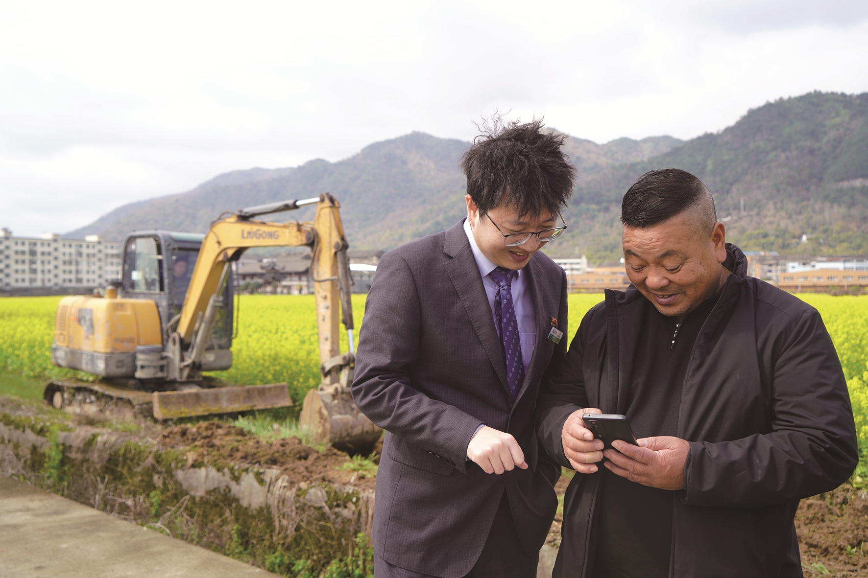 农行瑞安市支行客户经理指导农户线上办理贷款(吴亮璇 摄)