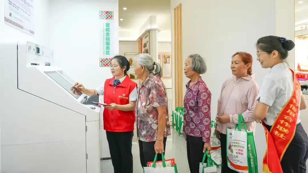 工作人员引导群众办理业务 博白农信联社供图
