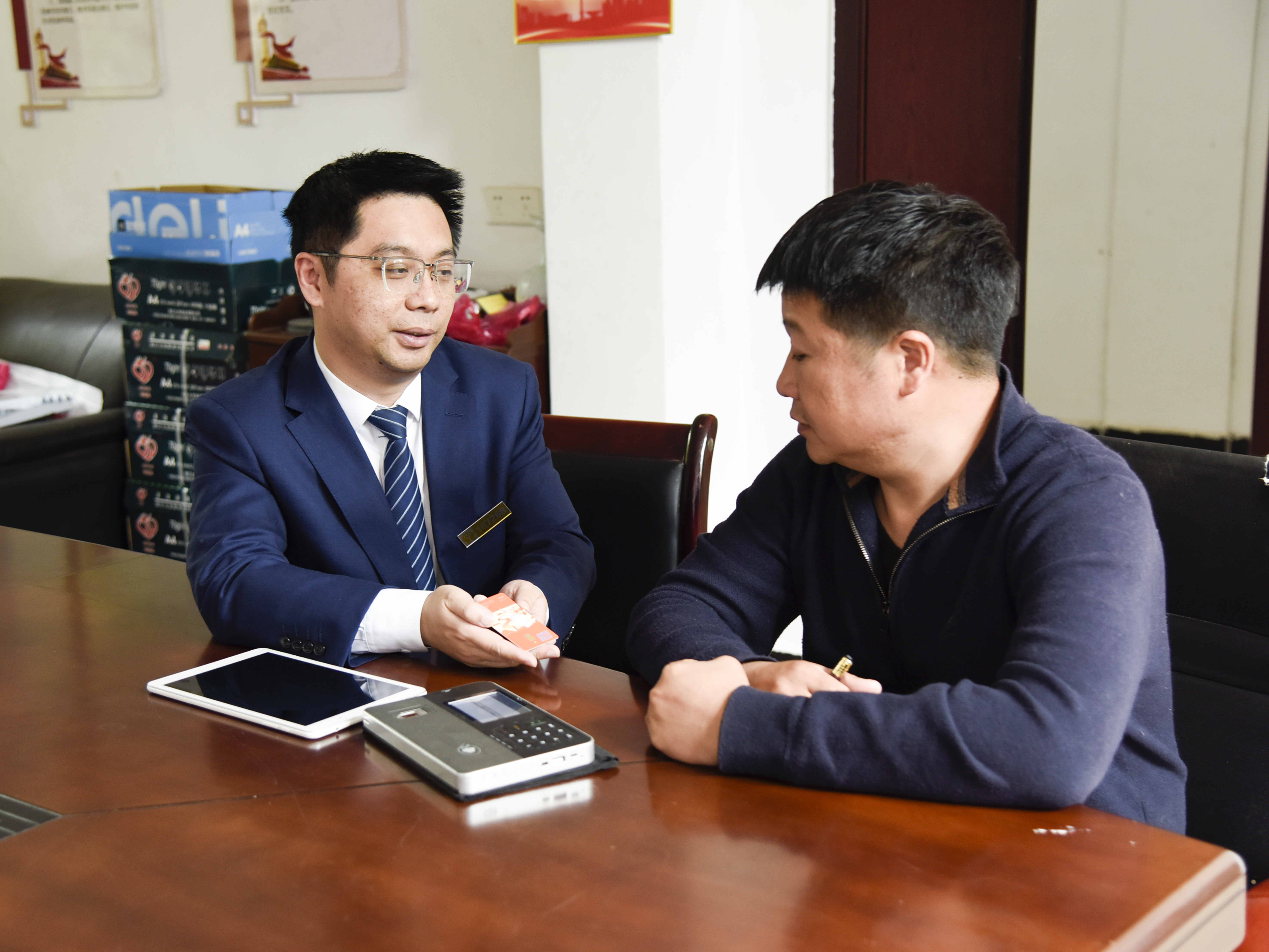 图为南丰农商银行客户经理在白舍镇中和村办理“三资卡”时的情景 南丰农商银行供图