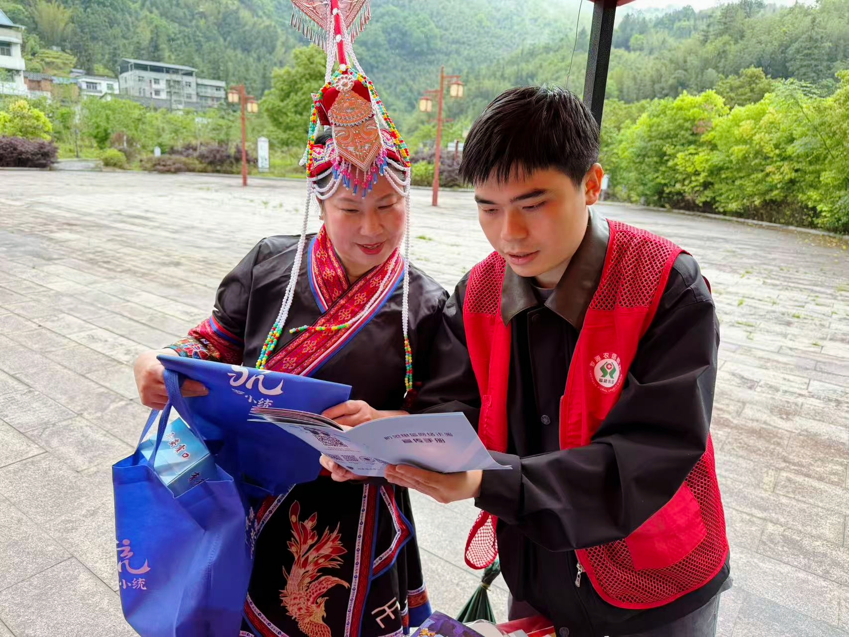金融助理员为村民讲解金融知识 罗源县农信联社供图