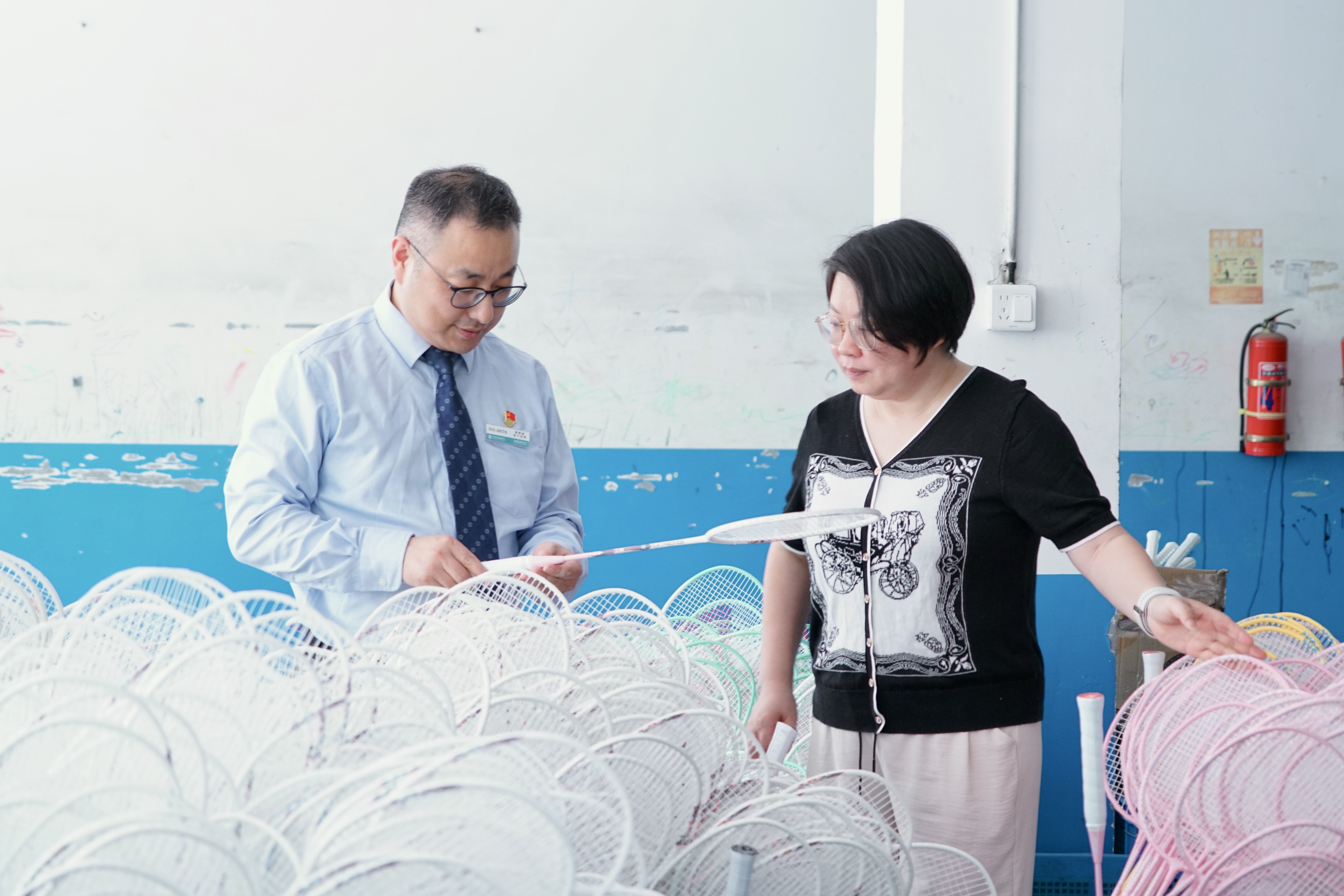 农行杭州富阳支行客户经理走访当地球拍产业客户(周沈君 摄)