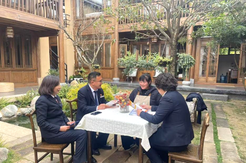 剑川农商银行工作人员上门了解客户信贷需求 剑川农商银行供图