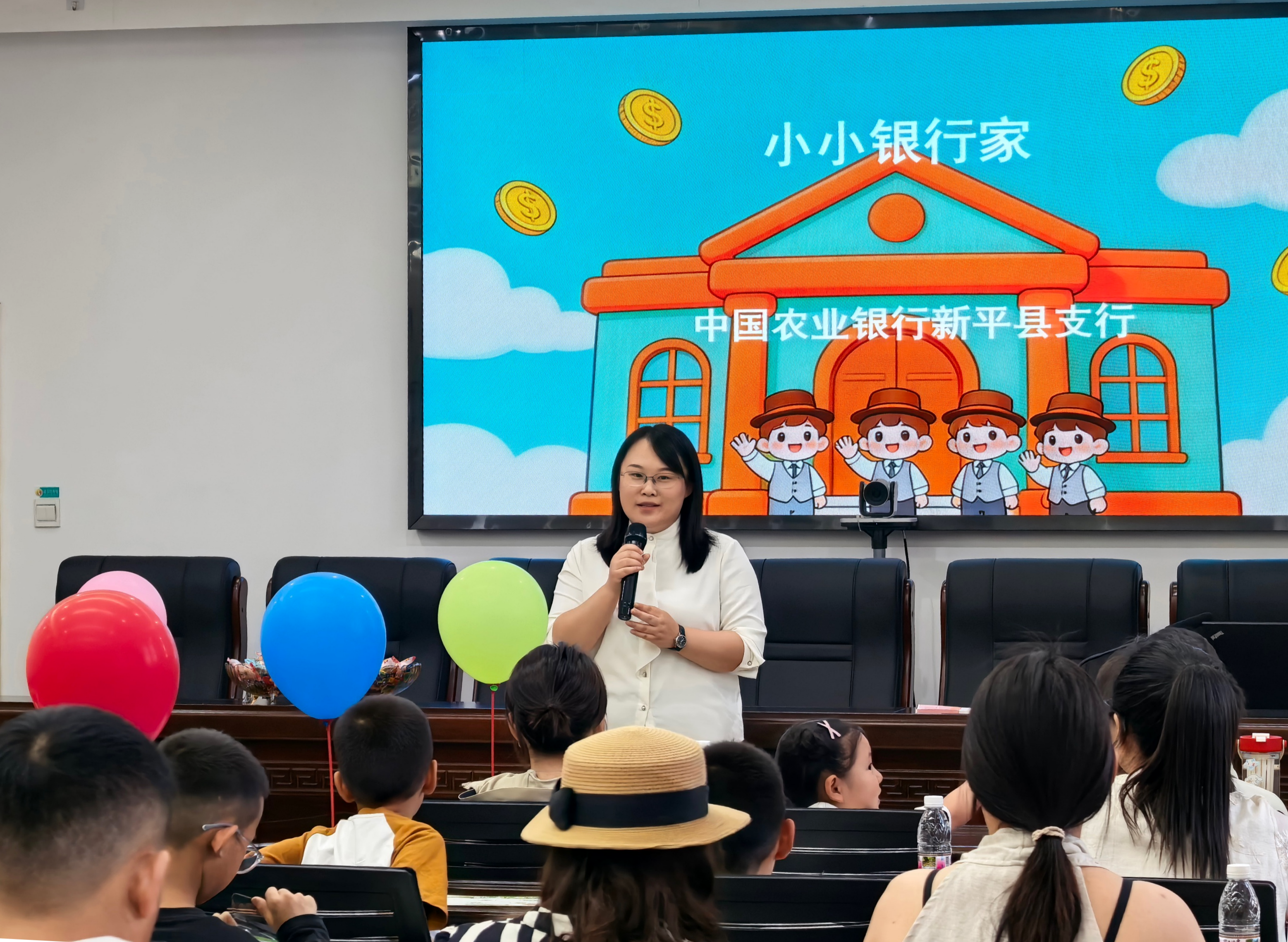 农行工作人员通过“小小银行家”课堂向青少年普及金融知识 农行玉溪分行供图