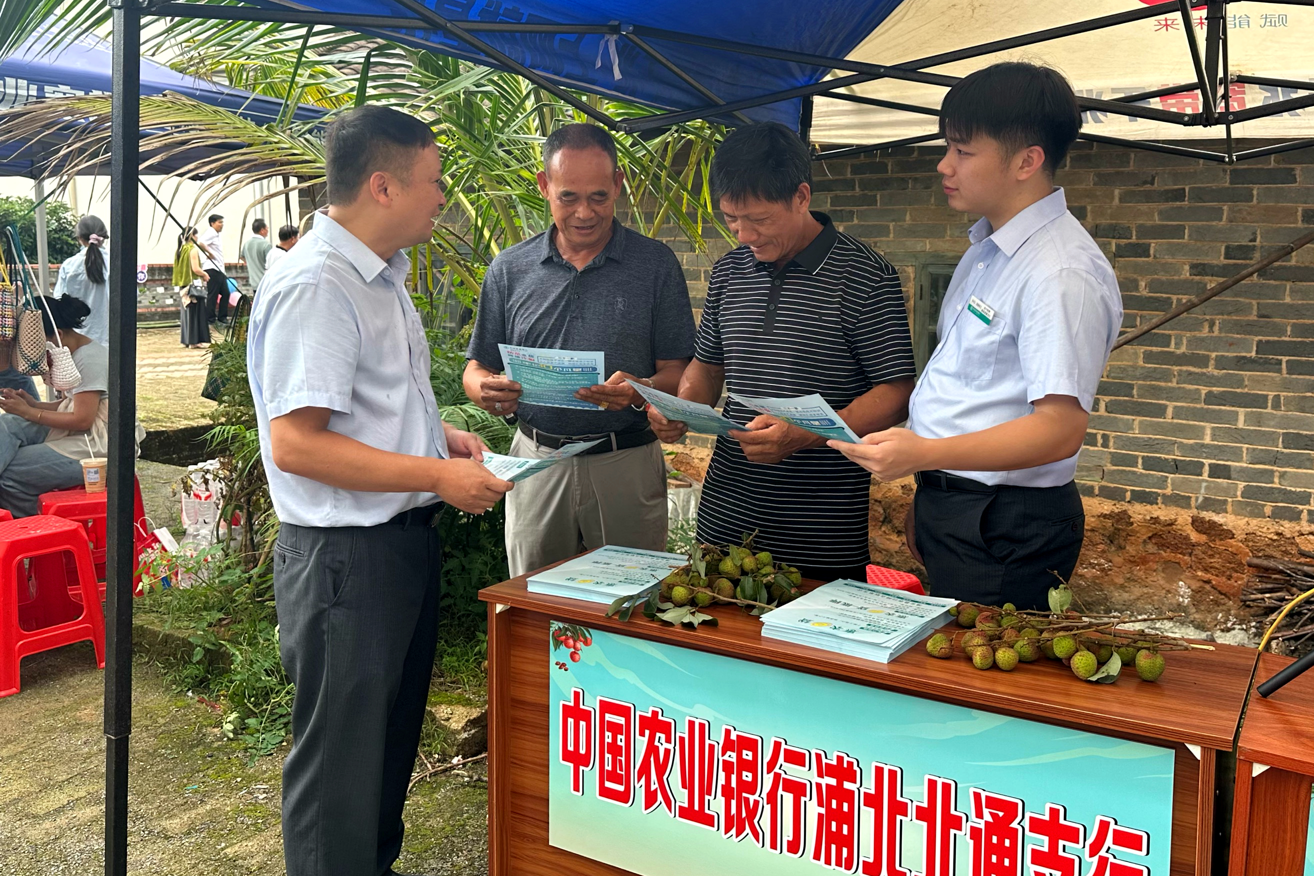 支行工作人员向群众讲解金融知识 农行浦北县支行供图