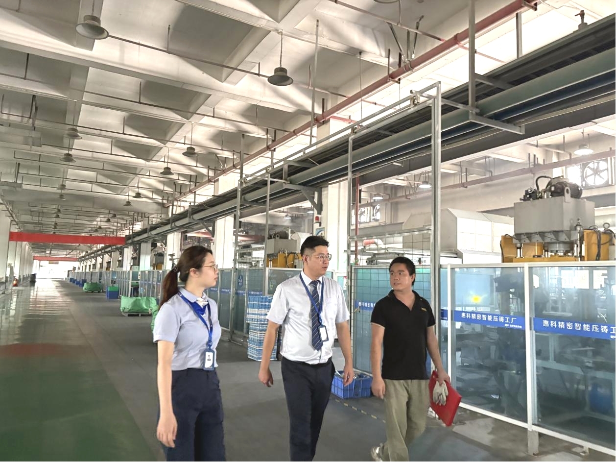 图为广西北部湾银行客户经理到惠科集团了解项目建设进度 广西北部湾银行供图