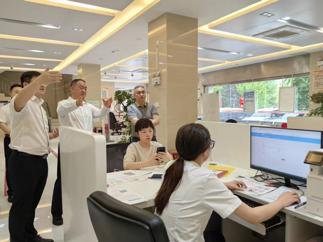 调研组实地察看昭阳农商银行迎宾分理处公积金代办专区运营情况 昭阳农商银行供图