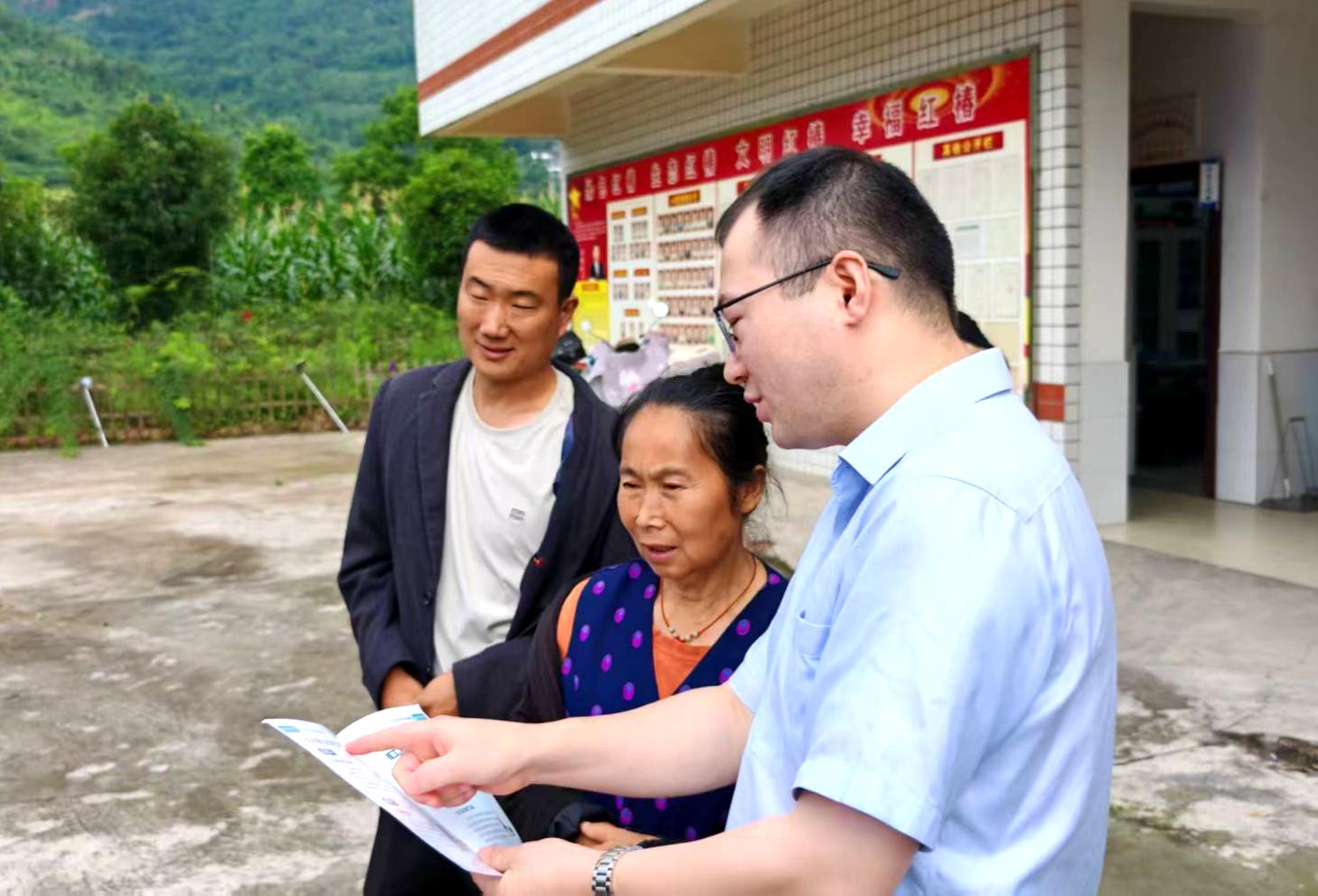 农行马边支行工作人员面对面为老年村民讲解适老金融服务与反诈知识 农行马边支行供图