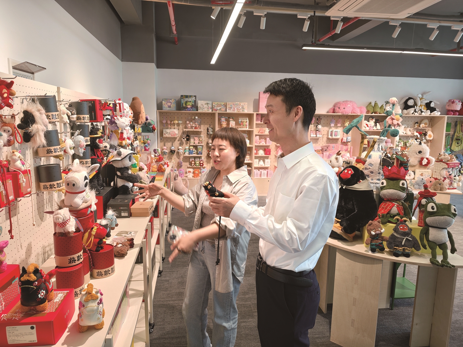余杭农商银行客户经理走访辖内文创企业 (丁璐 摄)