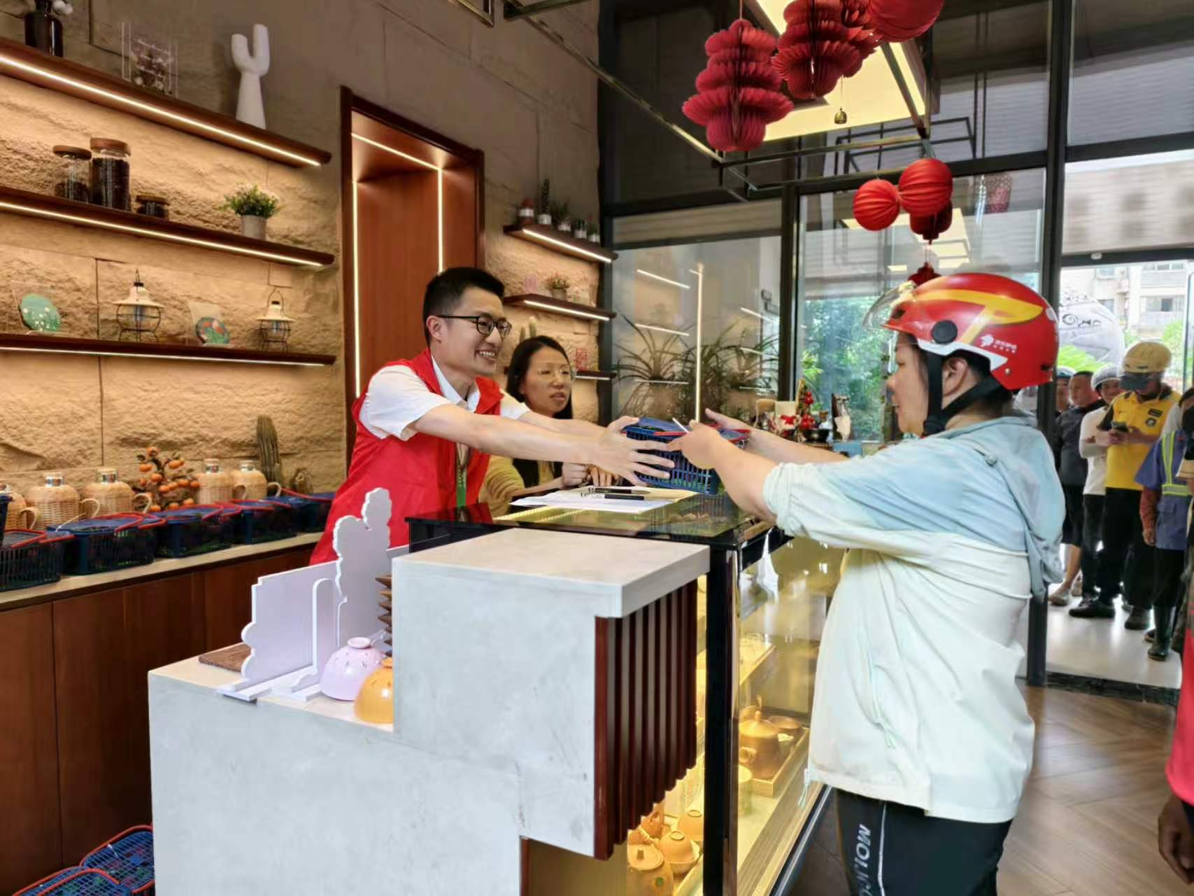 泰顺农商银行营业部工会驿站将新鲜杨梅递到环卫工人手中(王陈健摄)