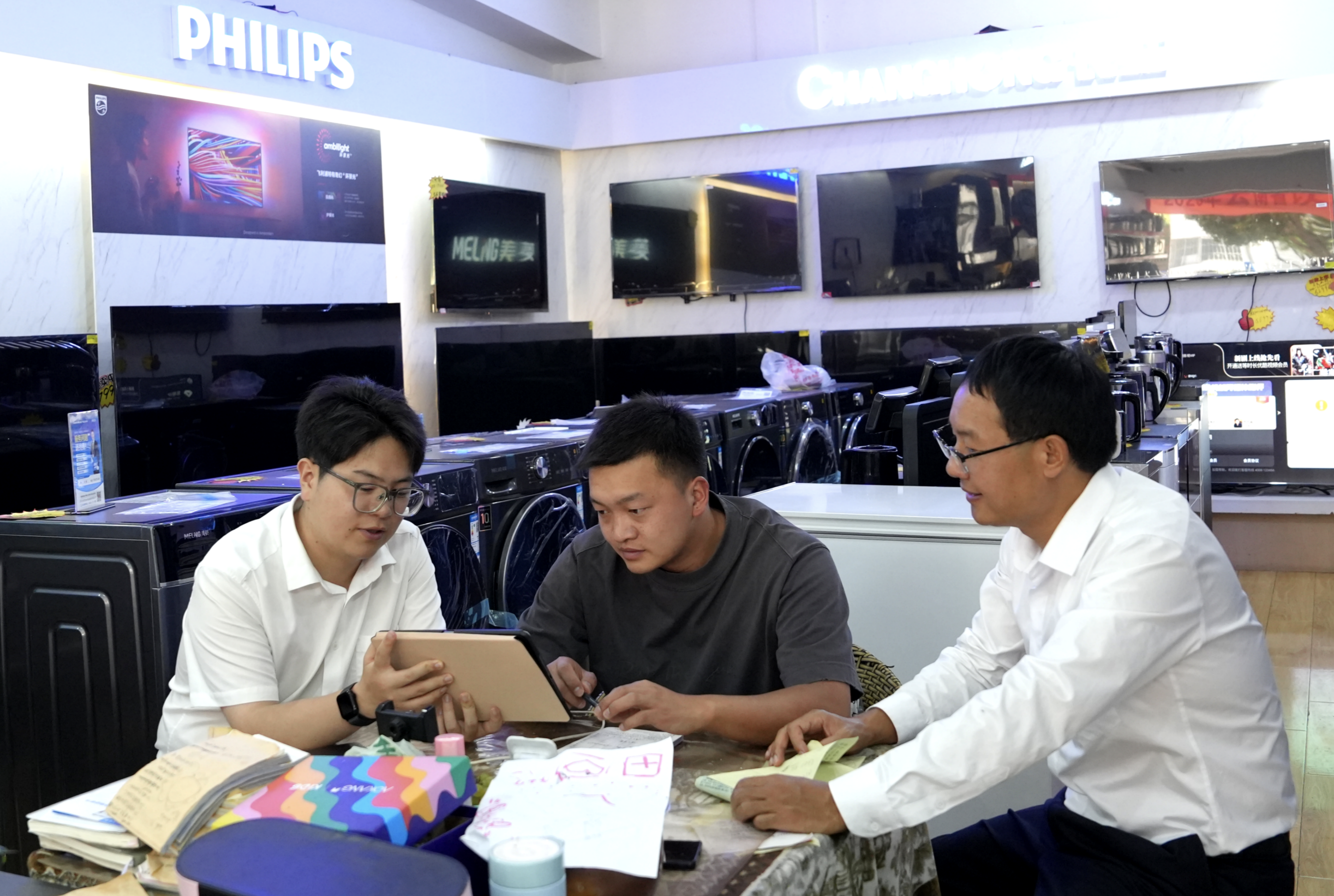 昭阳农商银行工作人员走访经营主体,了解融资需求。昭阳农商银行供图