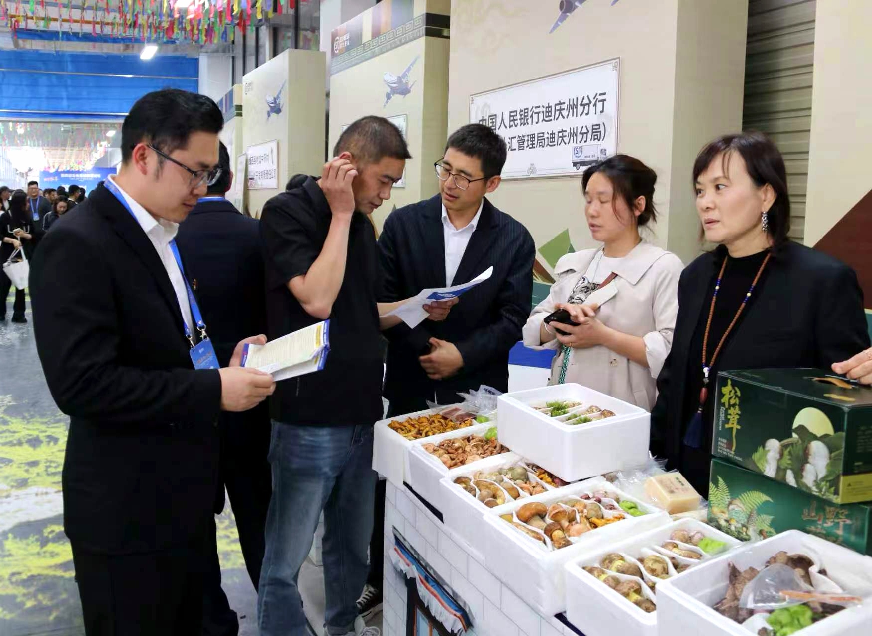 人民银行迪庆州分行工作人员向企业宣传明示综合融资成本政策 人民银行迪庆州分行供图