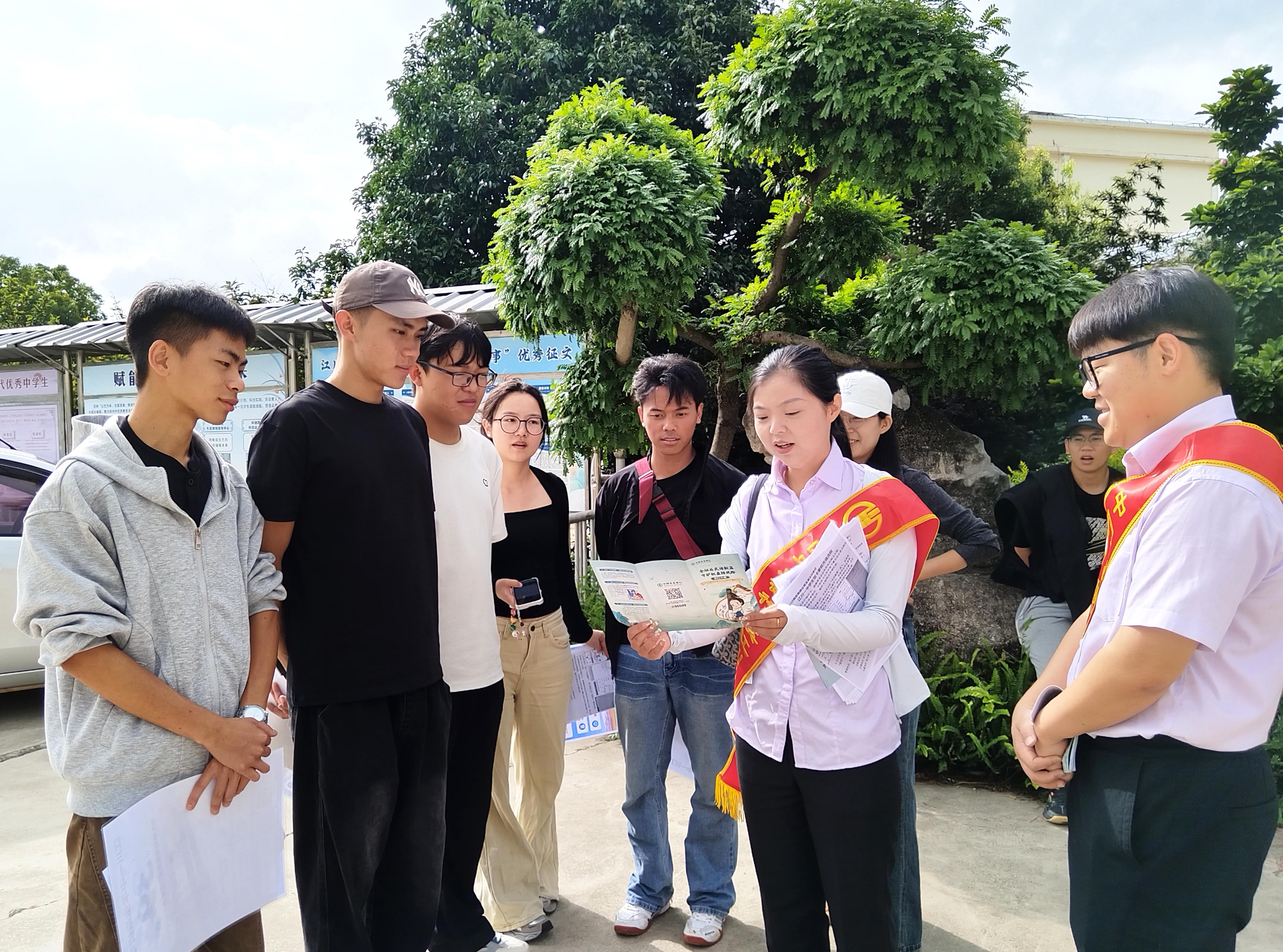农行玉溪江川支行工作人员向学生普及金融知识 农行玉溪江川支行供图