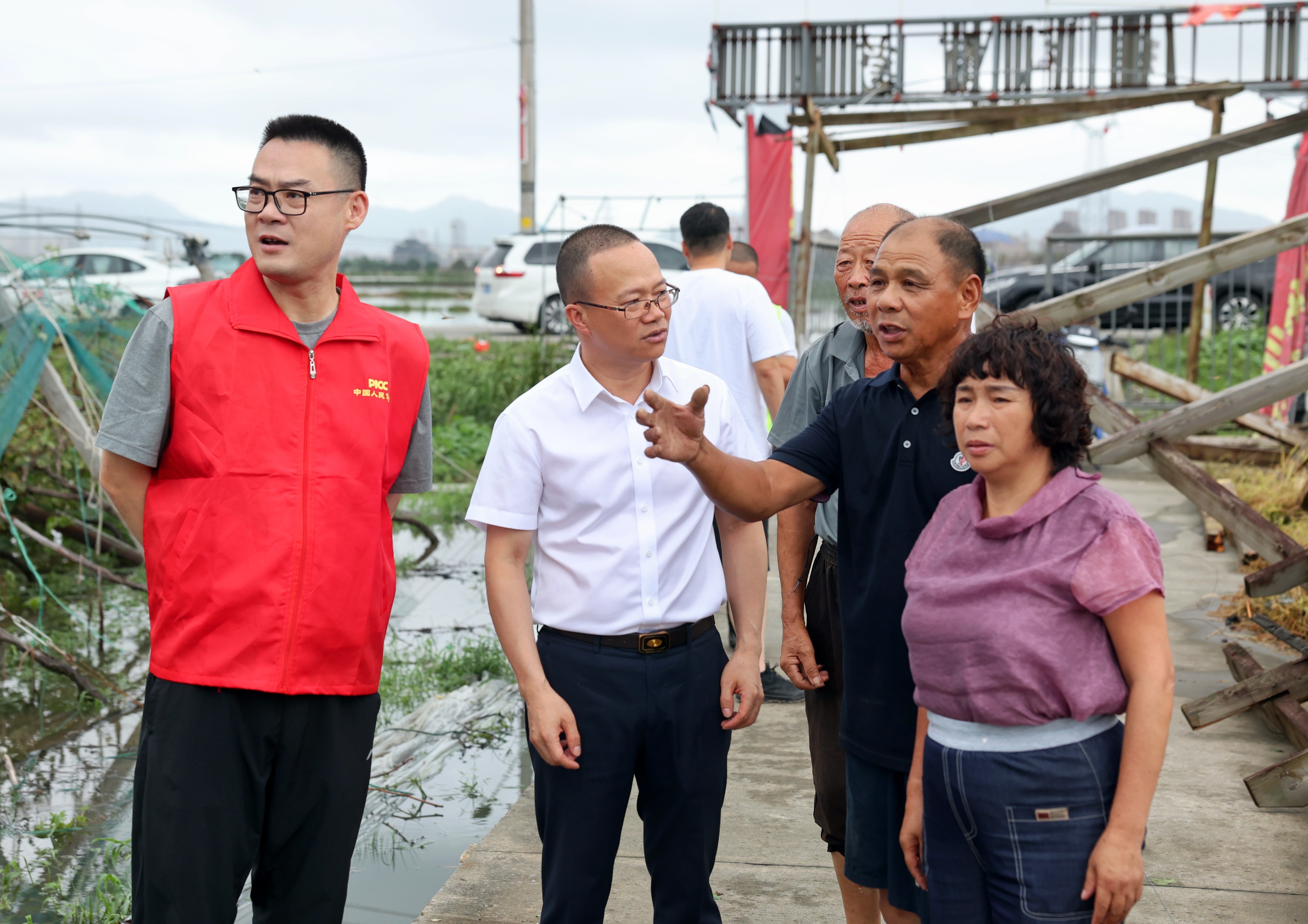 专项走访组实地走访乐清市石帆街道绿虹葡萄种植园,详细了解基地受灾情况。(李浩 摄)