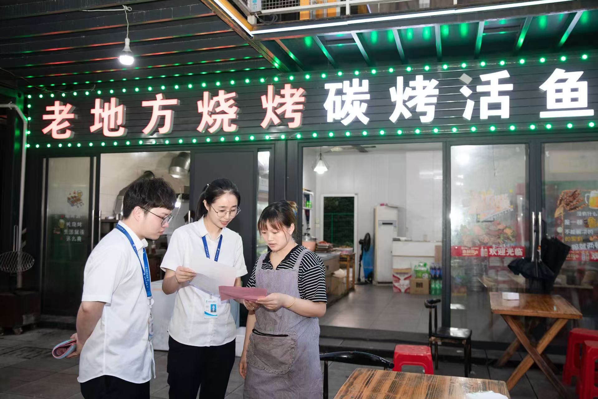 诸暨农商银行工作人员专题走访辖内餐饮经营户,送上金融政策和产品。 诸暨农商银行供图