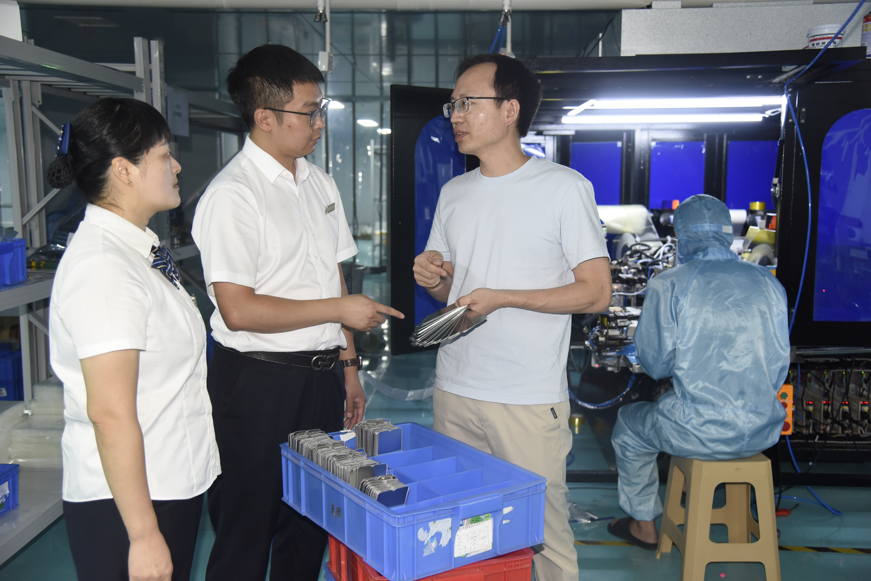 南丰农商银行客户经理深入企业车间了解生产和资金使用情况 (周磊 摄)