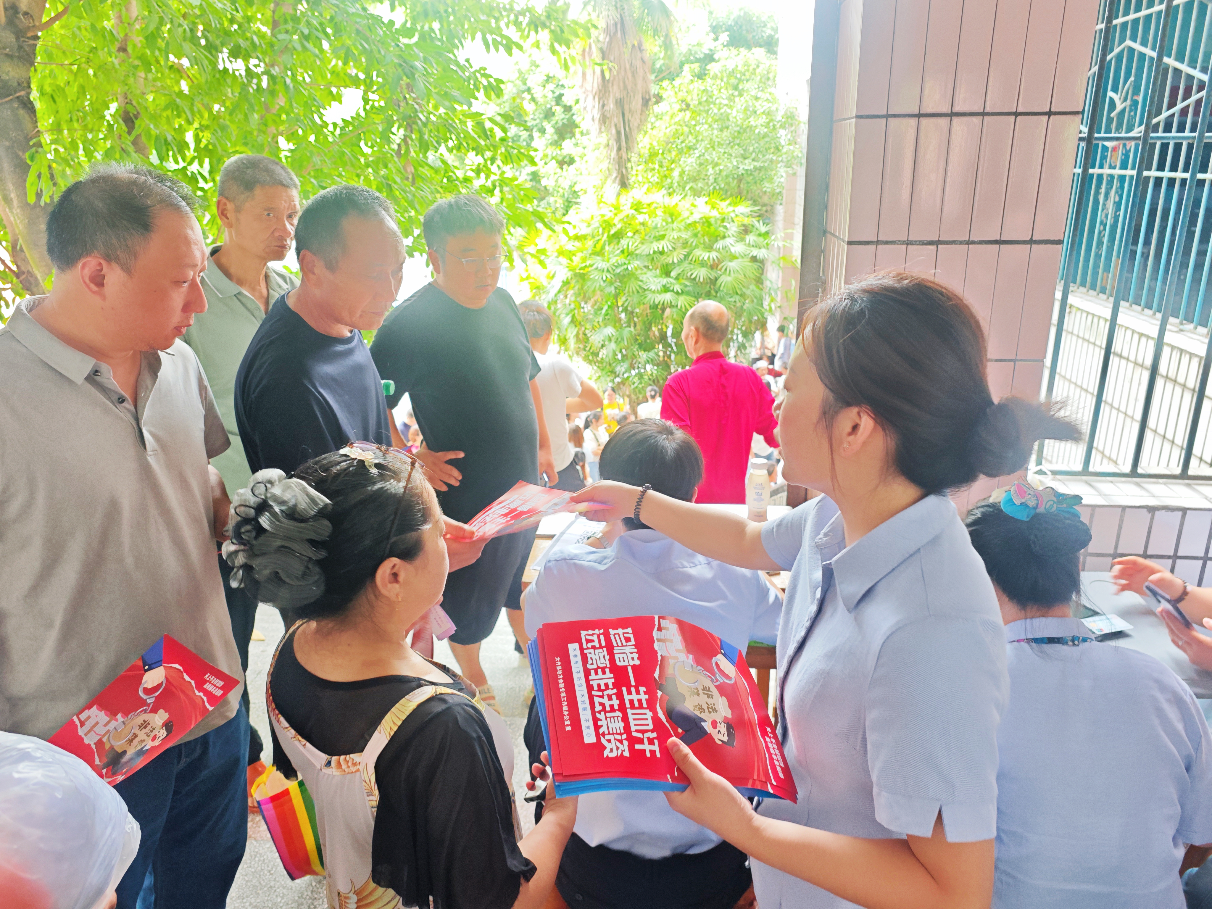 农行大竹县支行员工在校园内发放反诈防诈宣传单 农行大竹县支行供图