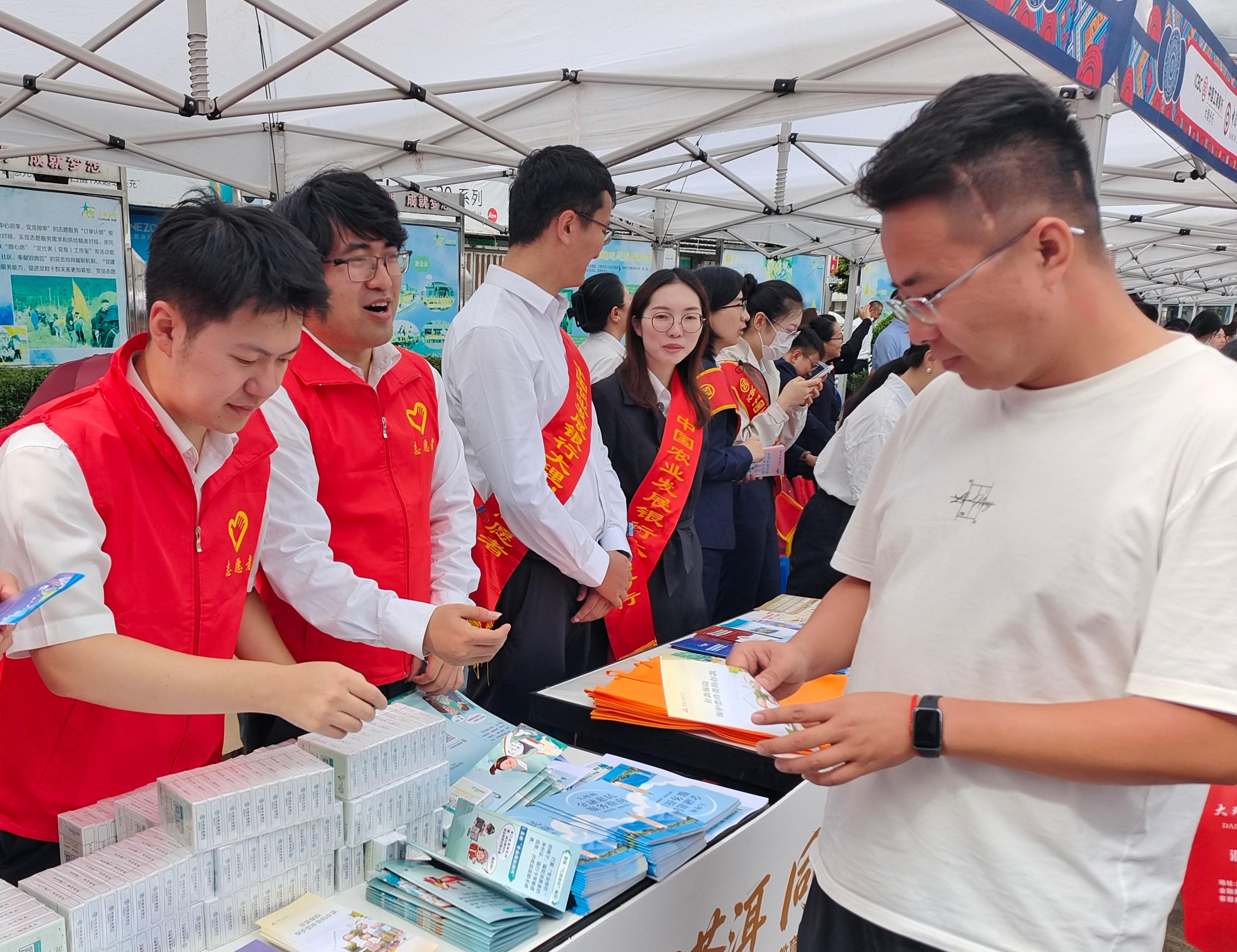 农行大理分行青年志愿者向群众普及金融消保知识 农行大理分行供图