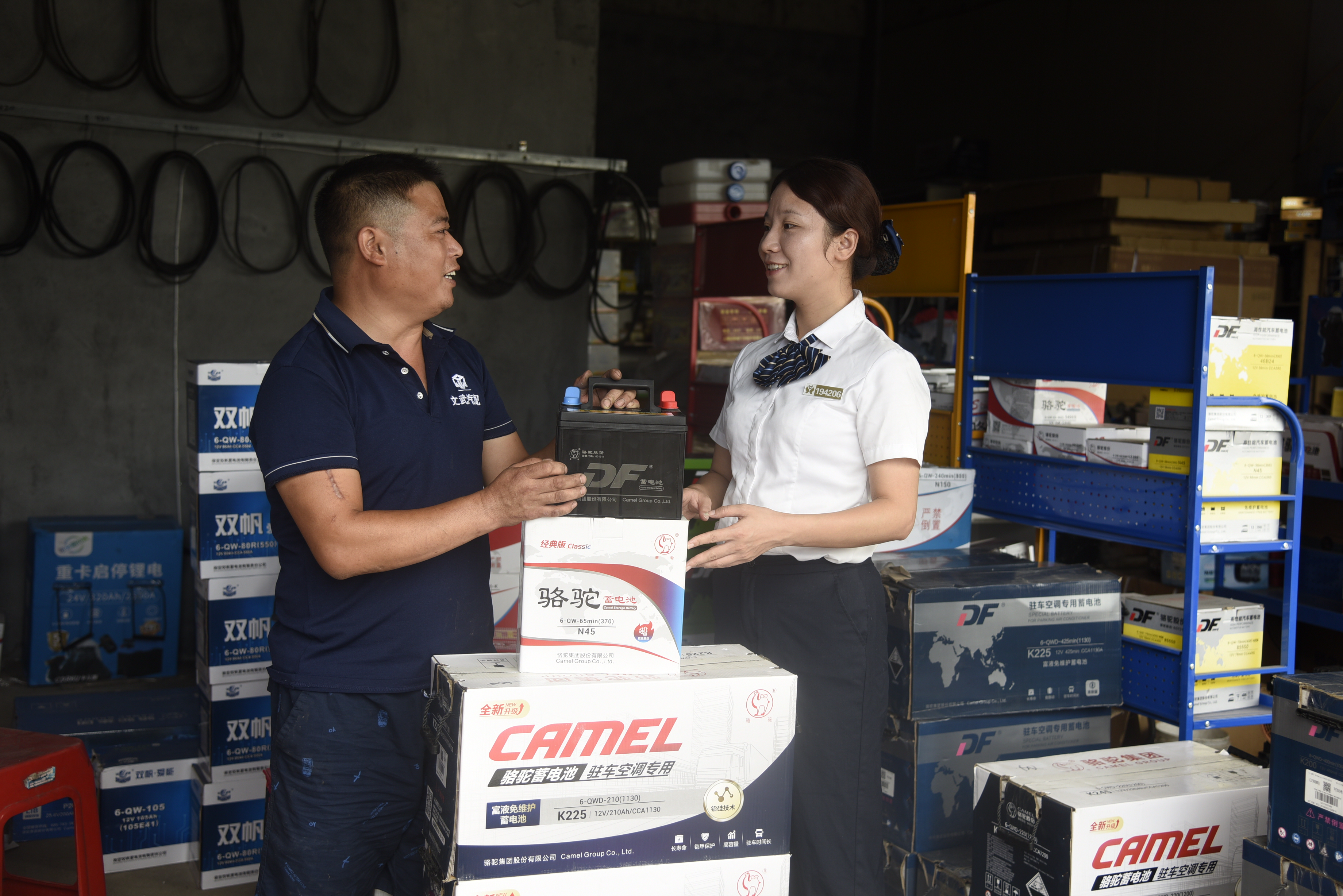 南丰农商银行客户经理深入批发部了解经营和资金使用情况 (周磊 摄)