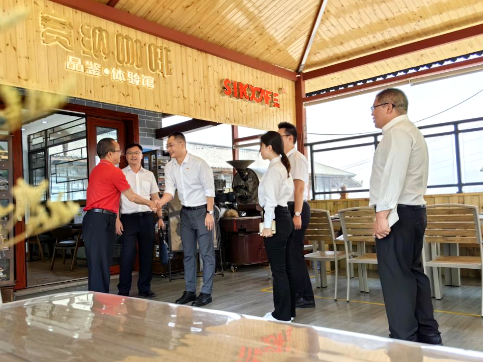 人民银行普洱市分行工作人员到地标咖企进行政策宣传 人民银行普洱市分行供图