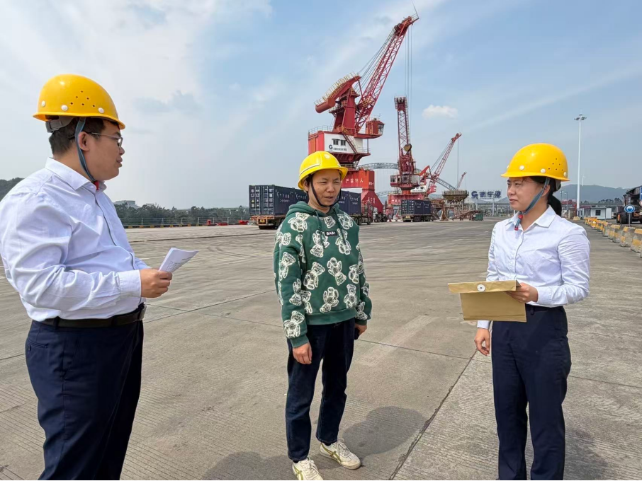 横州联社客户经理走访南宁东部新城六景工业园区 广西农商联合银行供图