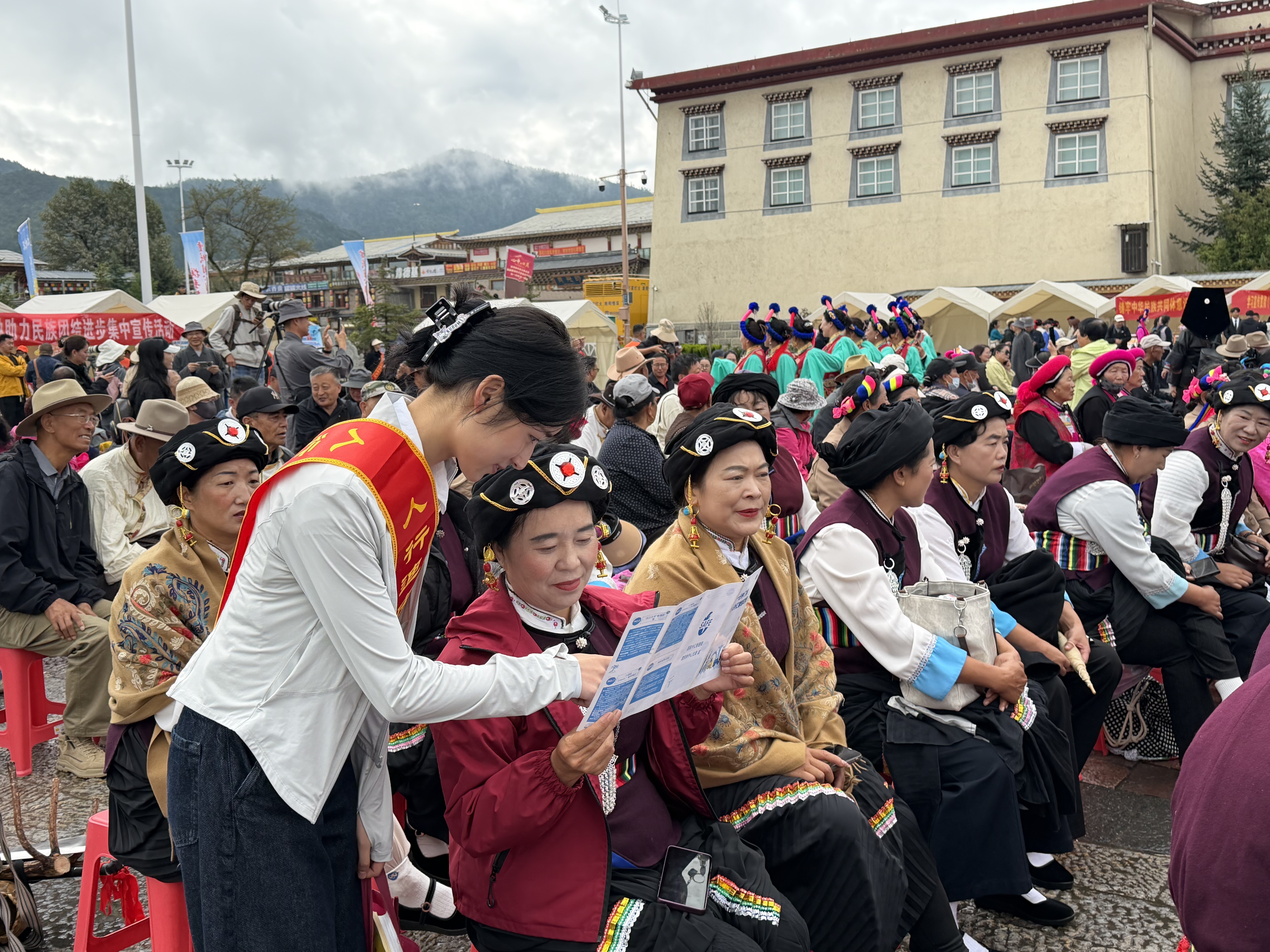 宣传人员向群众普及金融知识 人民银行迪庆州分行供图