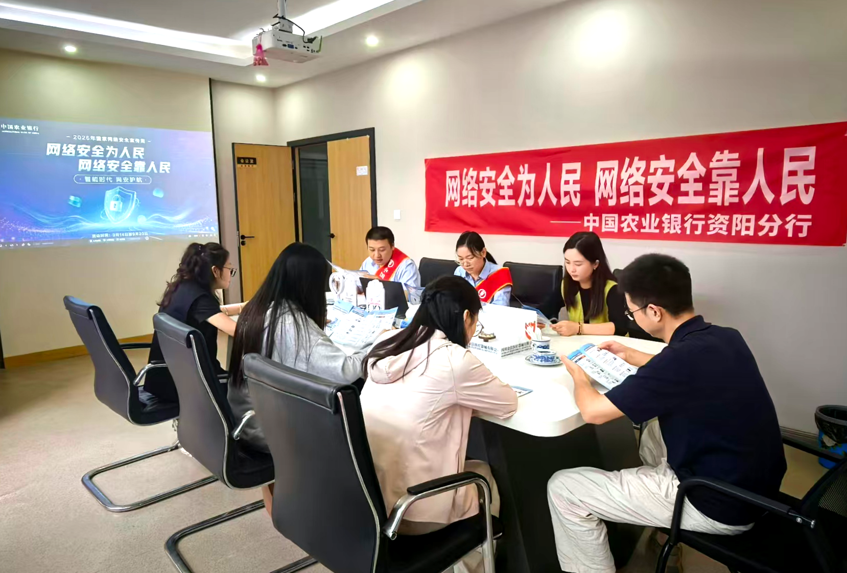 宣传人员向企业员工宣传金融网络安全知识 农行资阳分行供图