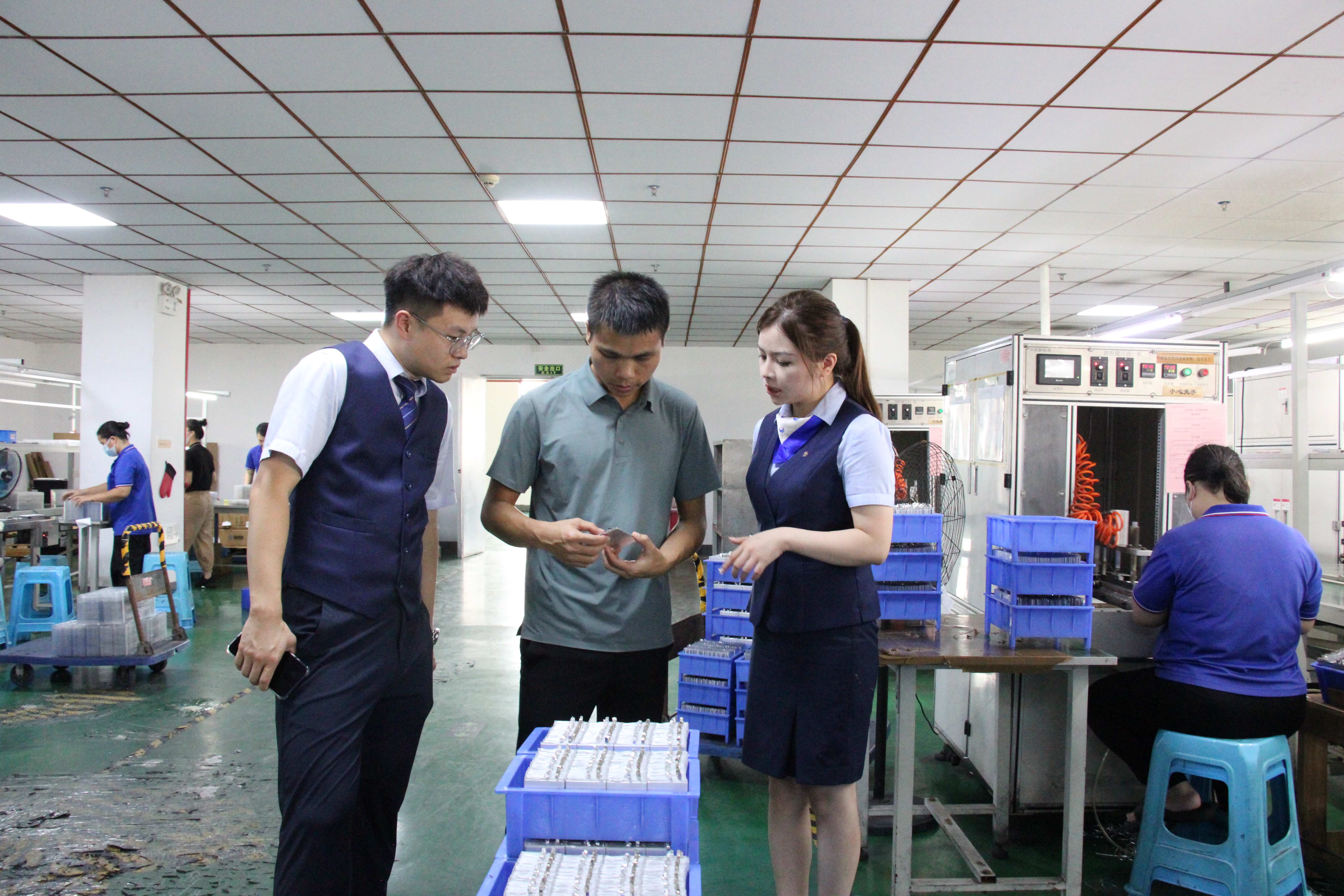 广西北部湾银行崇左分行客户经理实地调研企业锂离子电池生产情况(韦安源 摄)