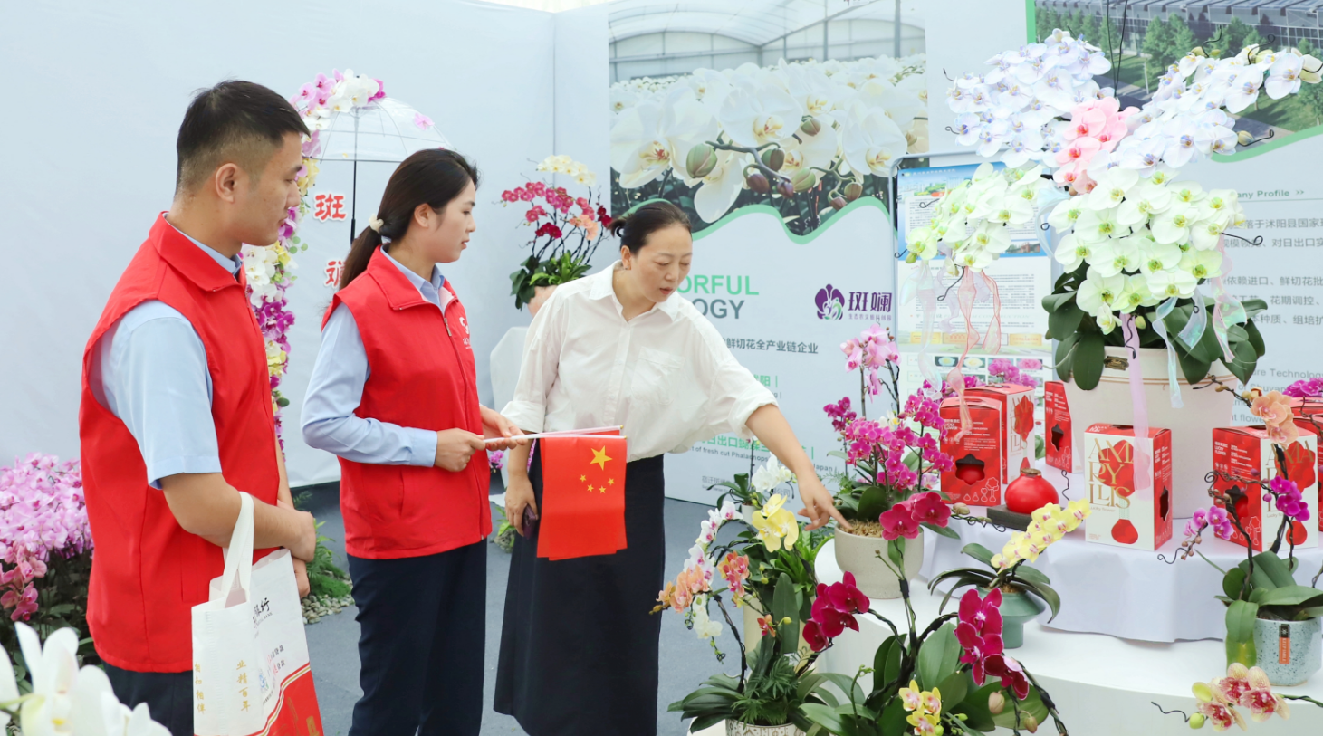 沭阳农商银行客户经理深入沭阳花木市场,向客户宣传花木贷系列产品。(胡玲玲 摄)
