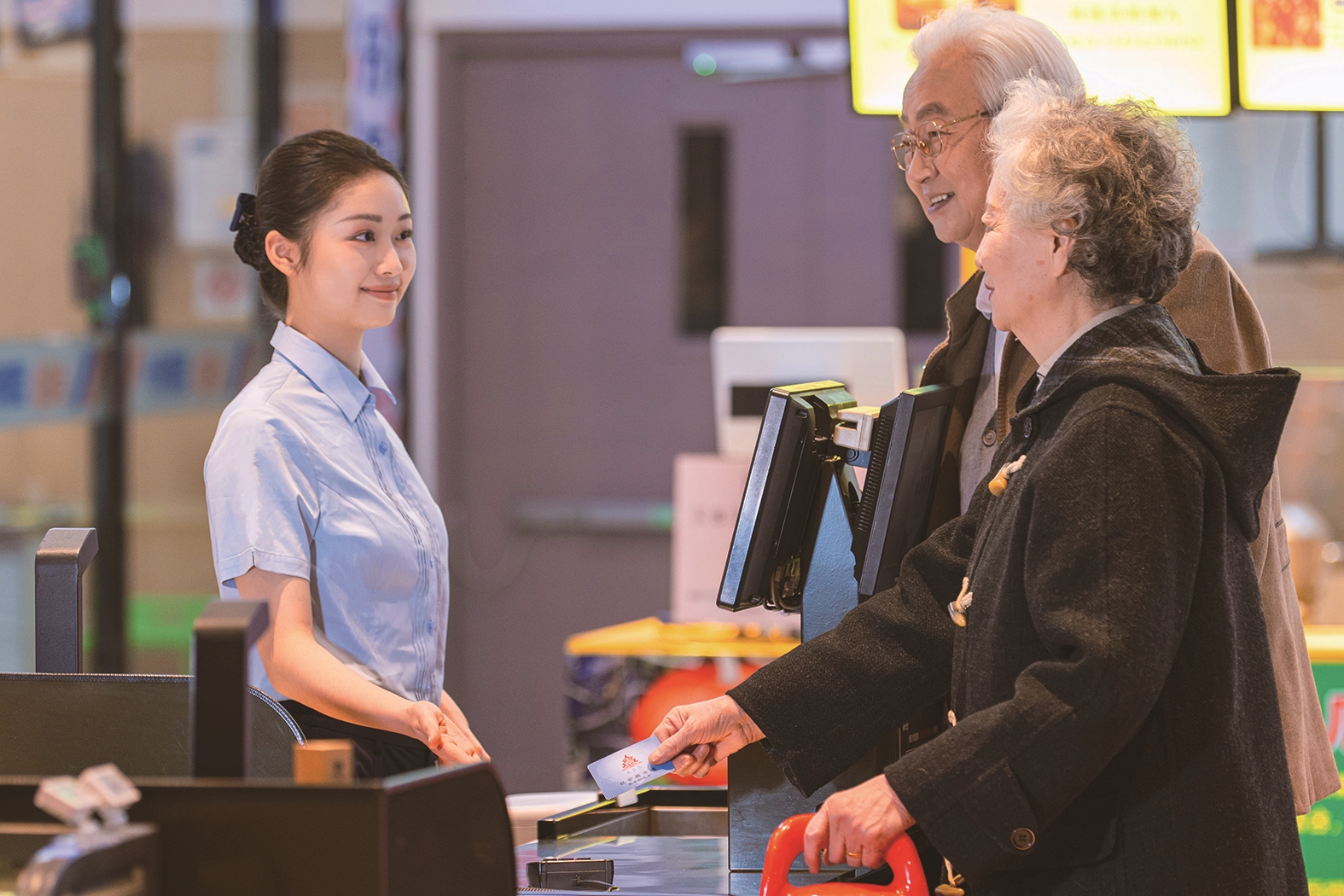 北京农商银行发行超660万张养老助残卡,携手构建特惠折扣商户服务体系。北京农商银行供图