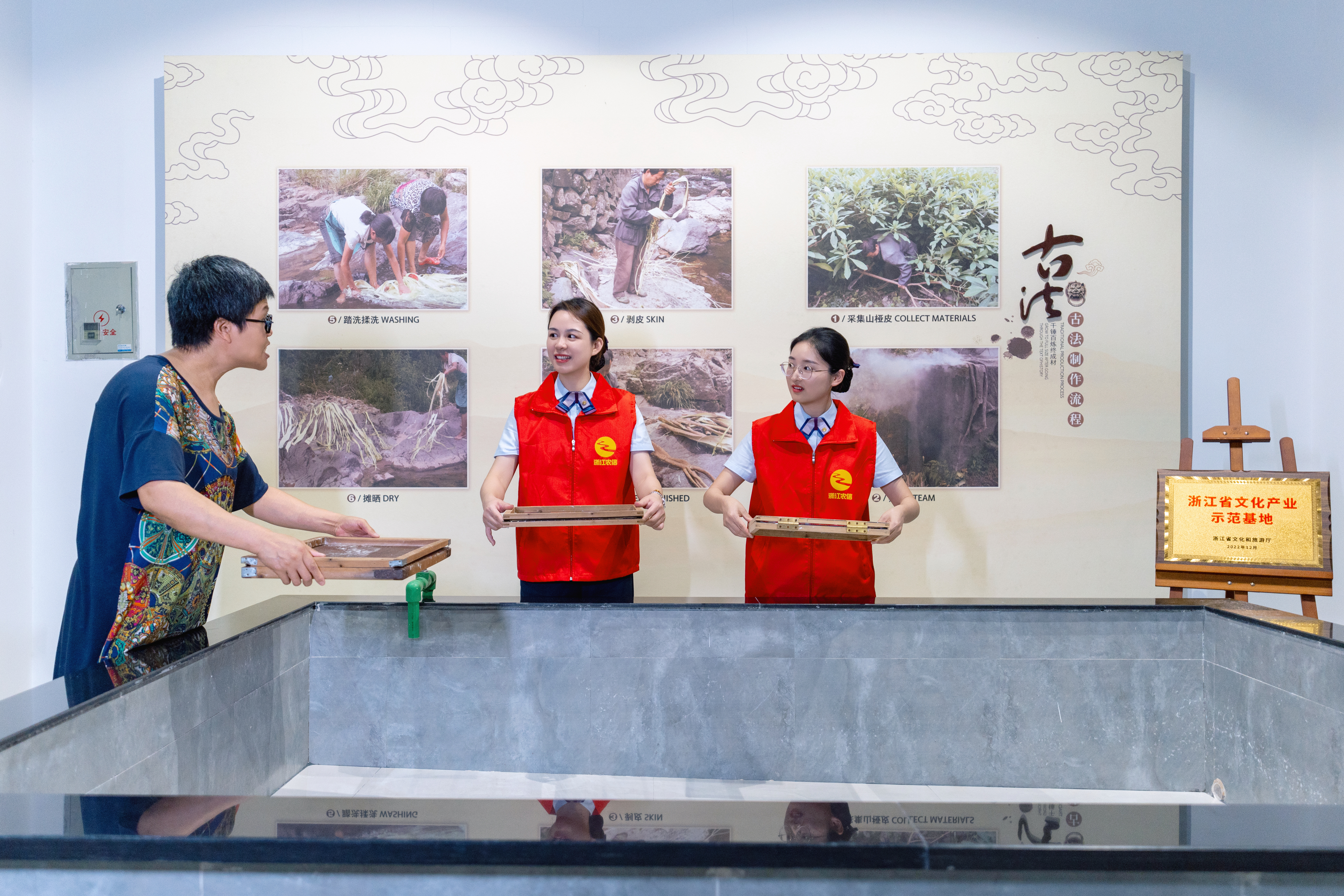 浙江龙游农商银行客户经理走访浙江龙游辰港宣纸有限公司展馆(杨梦怡 摄)
