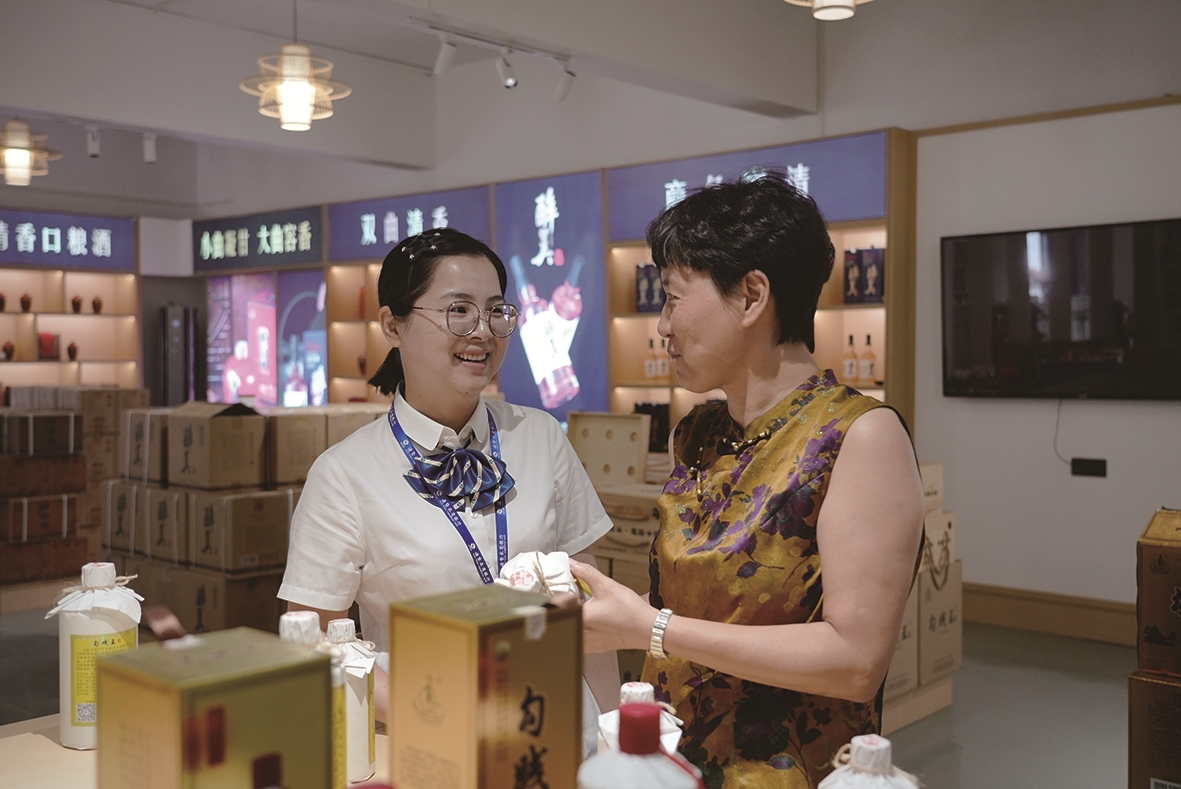 诸暨农商银行工作人员走访浙江同山醉美人酒业有限公司,主动对接金融服务需求 (许佳丽 摄)