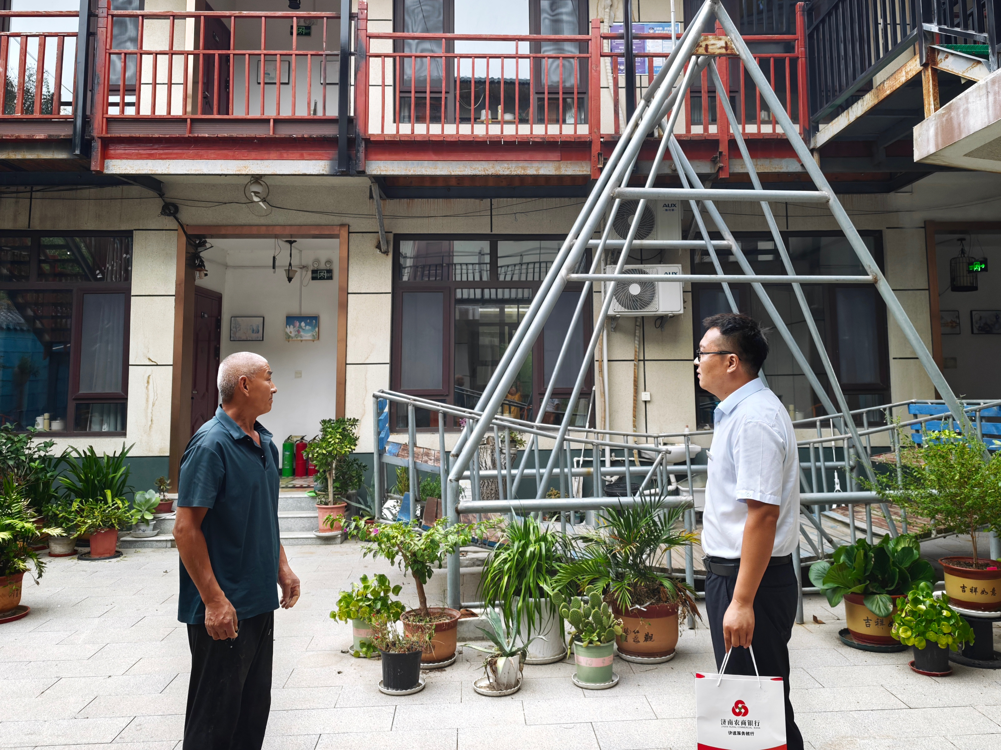 客户经理走访民宿个体工商户,提供金融支持 济南农商银行供图