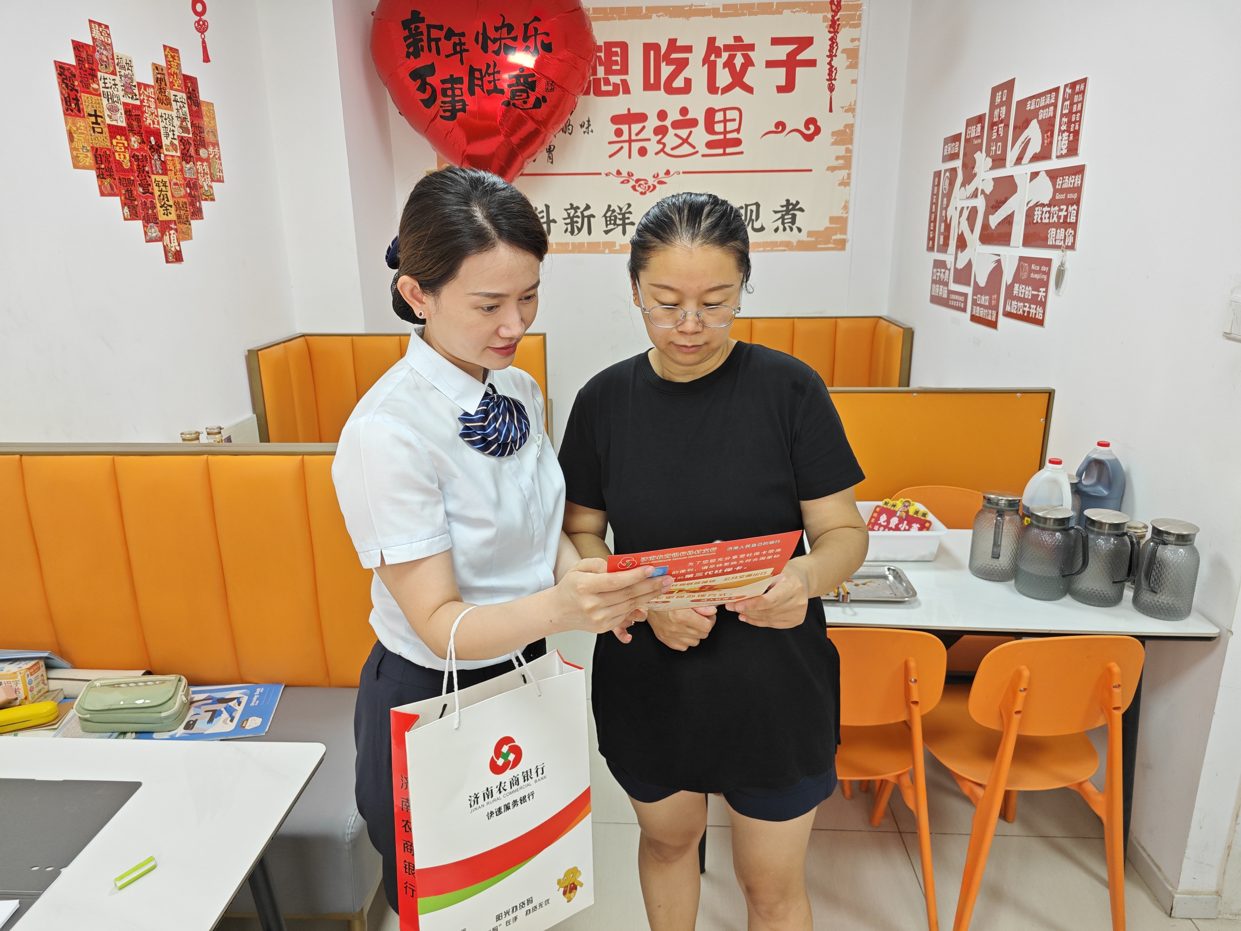 客户经理走访对接古岘手工水饺店 济南农商银行供图