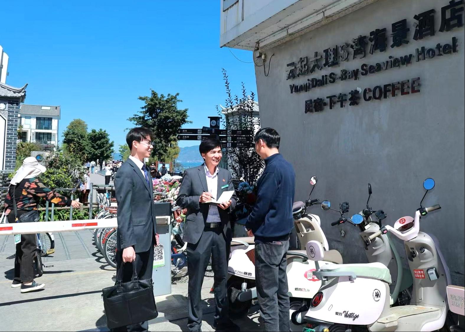 农行客户经理上门走访姚志雄,对接民宿经营融资需求 农行大理分行供图