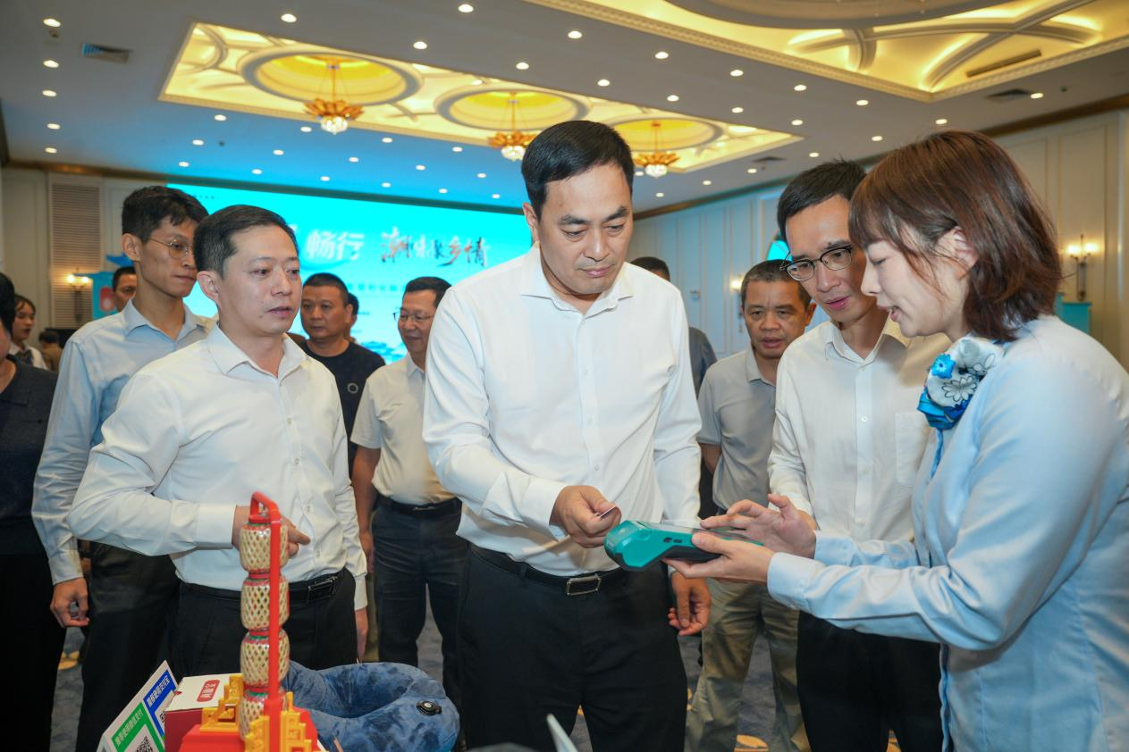 出席活动的领导参观了解“数智畅行卡”便捷发卡和丰富功能 农行揭阳分行供图 配图4
